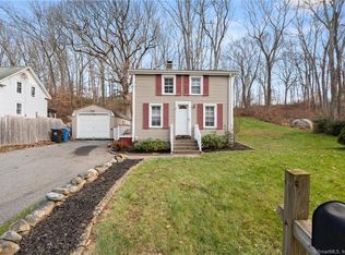 20 Anderson Dr, Gales Ferry, CT 06335