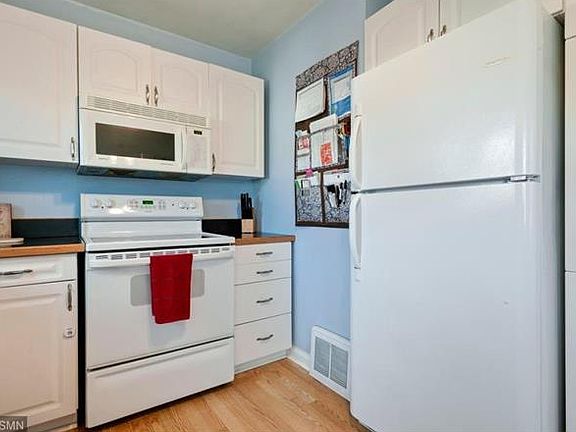 3rd image of 838 6th Ave S