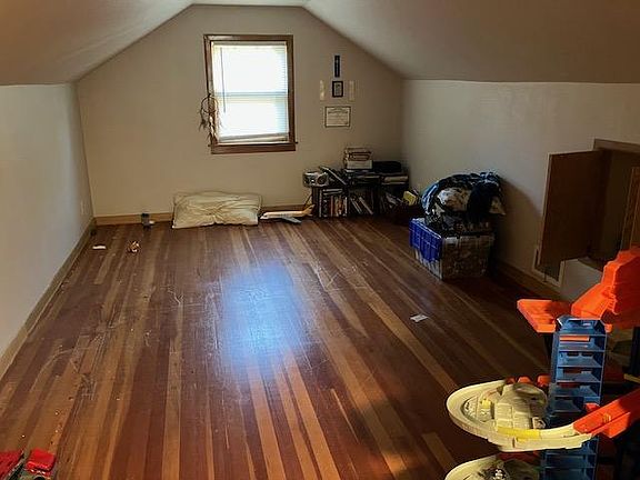 4th image of 825 9th Ave NE
