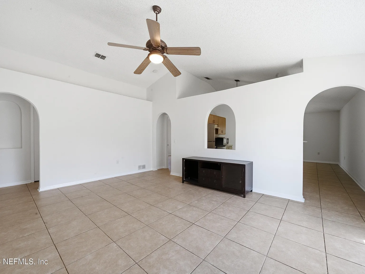 3 bed, 2.0 bath, 1294 sqft, $1,775 — Photo 4