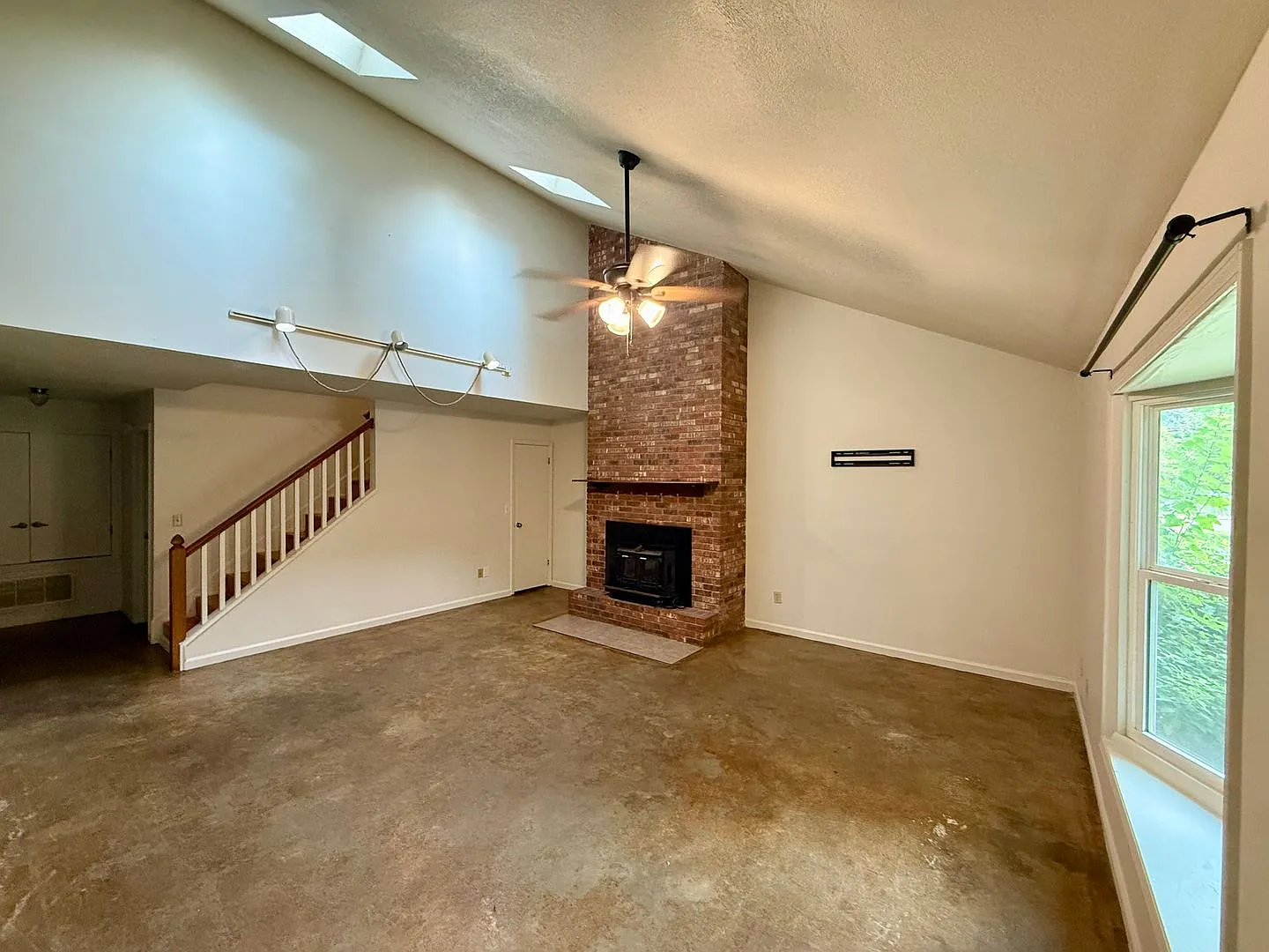 1401 Elmdale — Photo 2