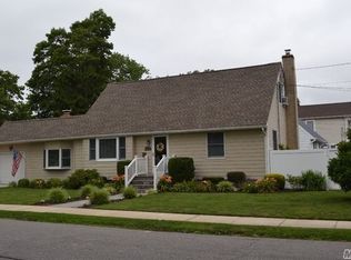 309 Massachusetts Ave, Massapequa Park, NY 11762