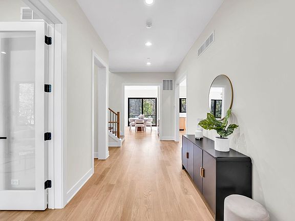 2nd image of 2624 Roslyn Cir