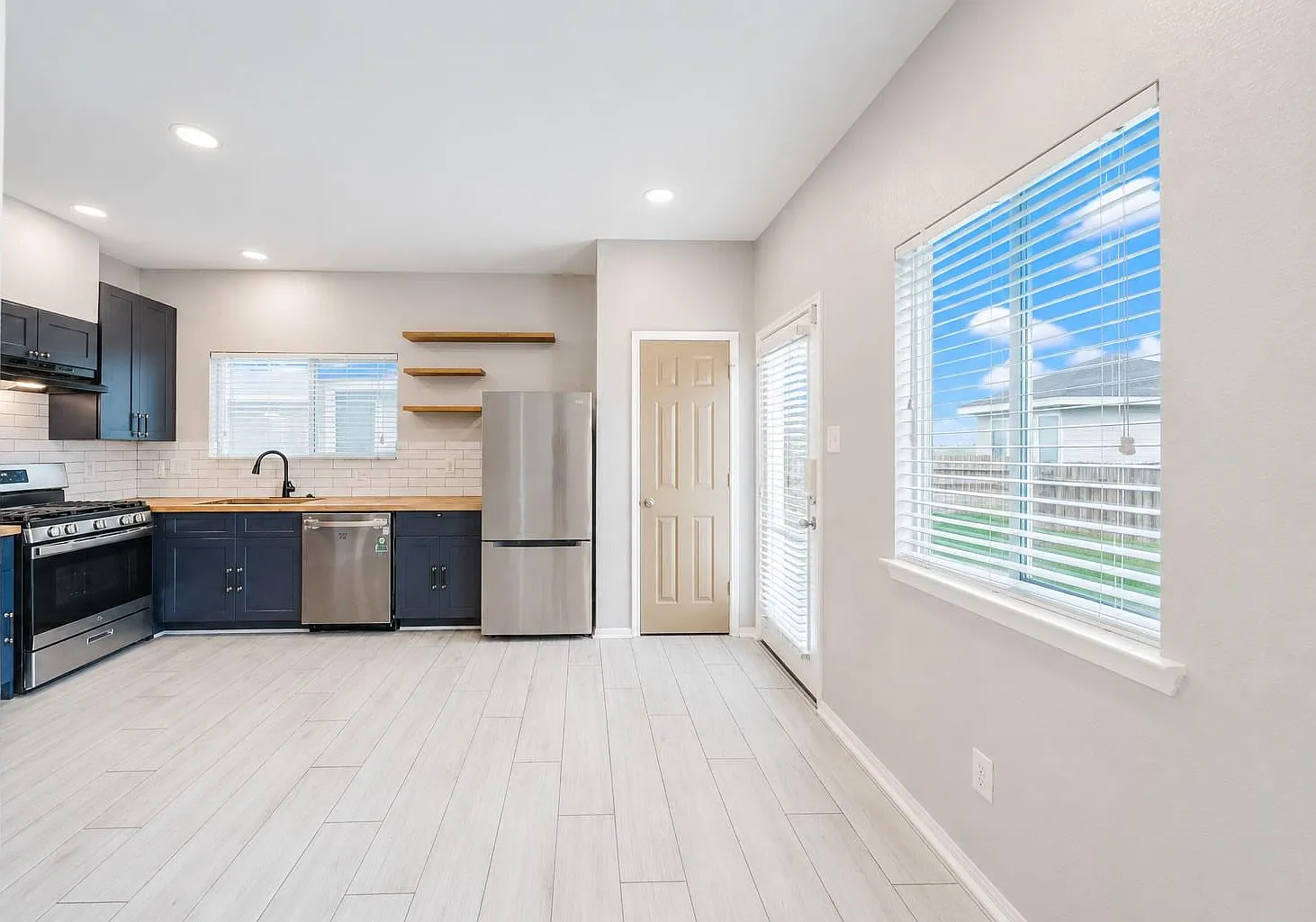 3 bed, 2.5 bath, 1620 sqft, $2,150 — Photo 4
