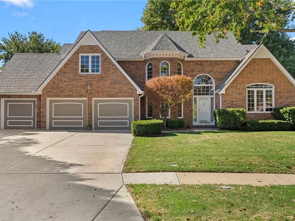 12808 Sherwood St, Leawood, KS 66209