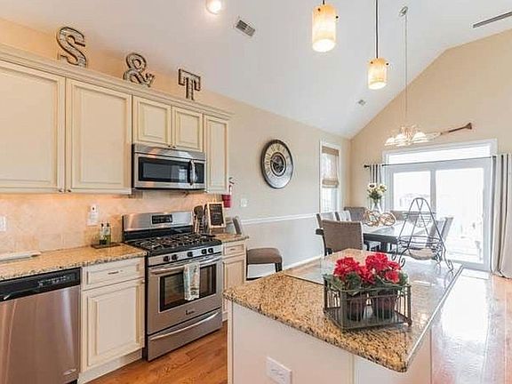 5th image of 456-58 West Ave #2