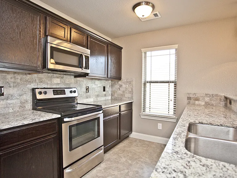 902 SW Crownview St — Photo 5