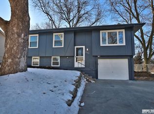 8847 Ruggles Cir, Omaha, NE 68134