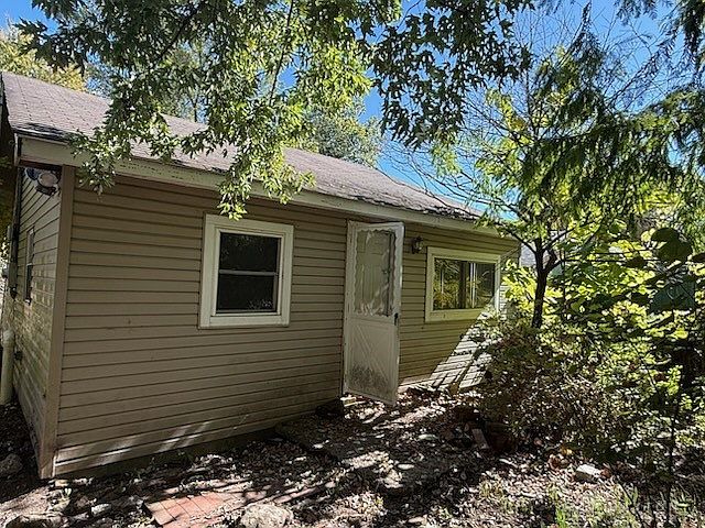2nd image of 108 N Park Dr