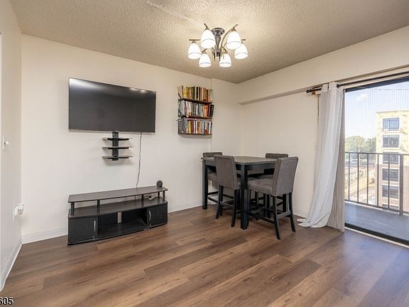 4th image of 10 N Wood Ave #706