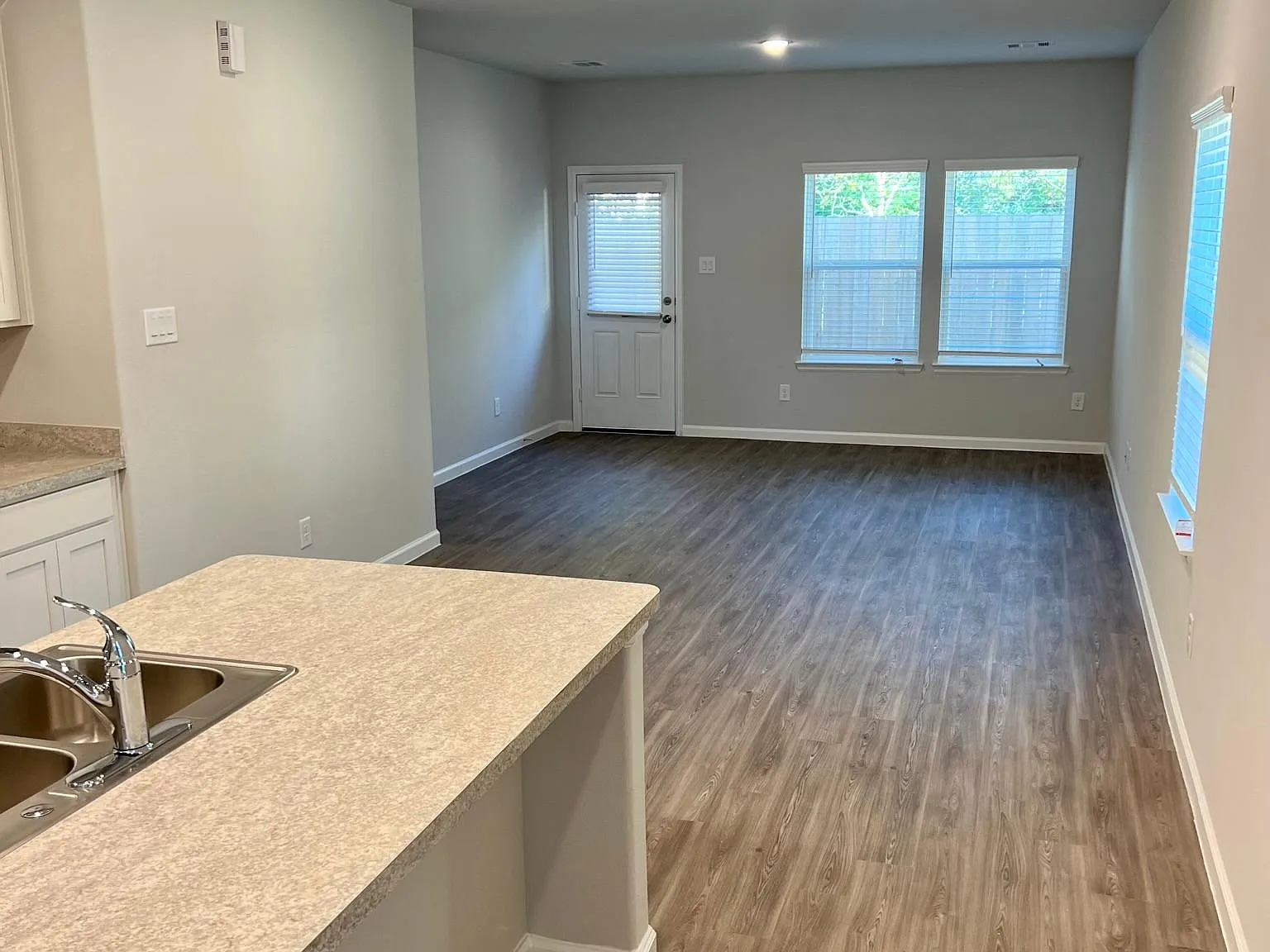 3 bed, 1388 sqft, $1,900 — Photo 3