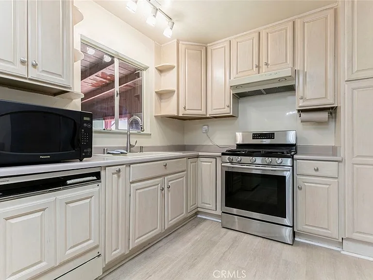10706 Rhodesia Ave — Photo 9