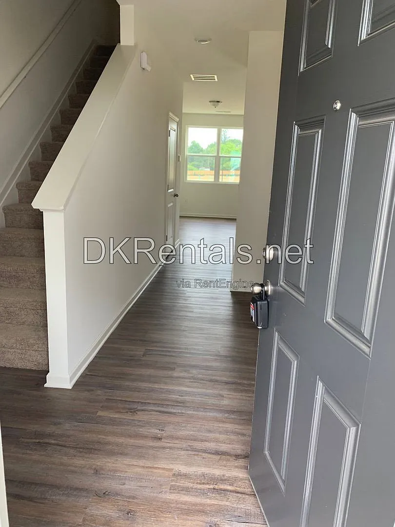 3 bed, 2.5 bath, 1421 sqft, $1,650 — Photo 2