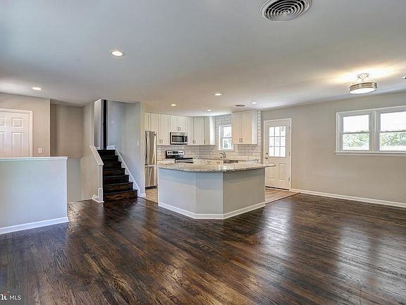 5th image of 15704 Allnutt Ln