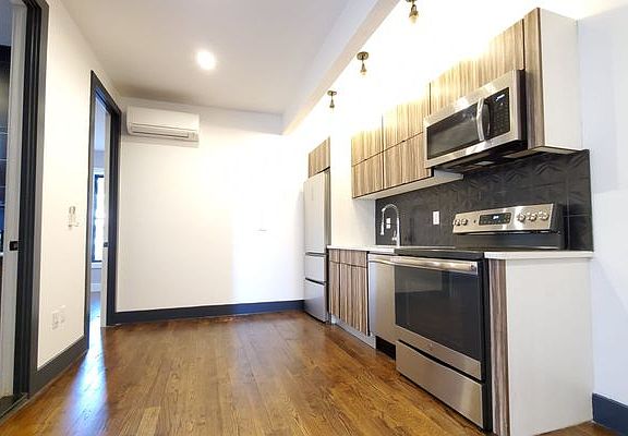 3rd image of 534 Jackson Ave #2B