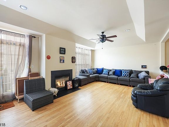 2nd image of 1427 Barnhardt Ln