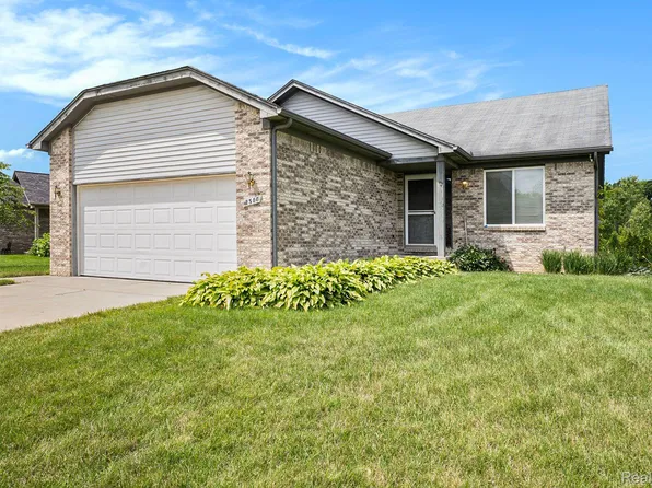 2300 Pear Tree Dr, Burton, MI 48519