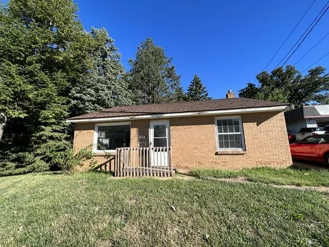 910 E Oakland Ave photo 1