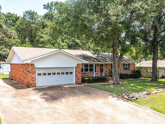3rd image of 807 Circle Dr