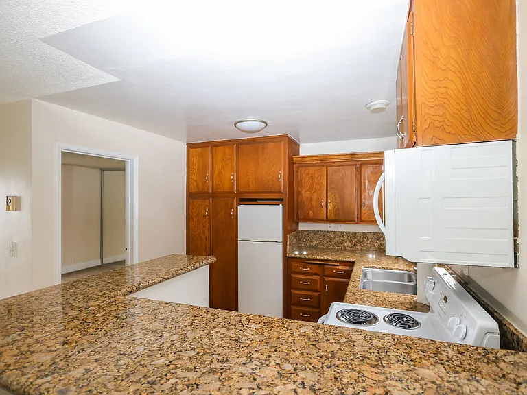 Oceanaire Villa Apartments — Photo 8