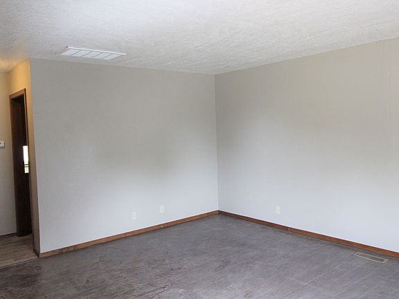 3rd image of 223-225 Skylark Ct