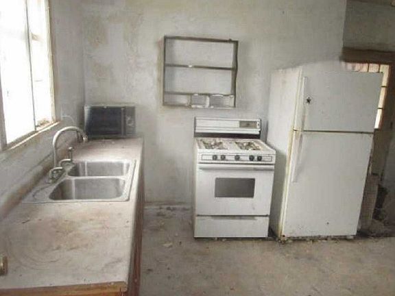 5th image of 439 Alexander St