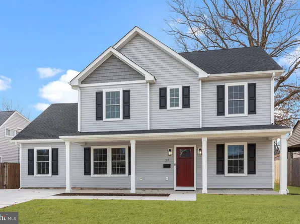 37 Narcissus Ln, Levittown, PA 19054