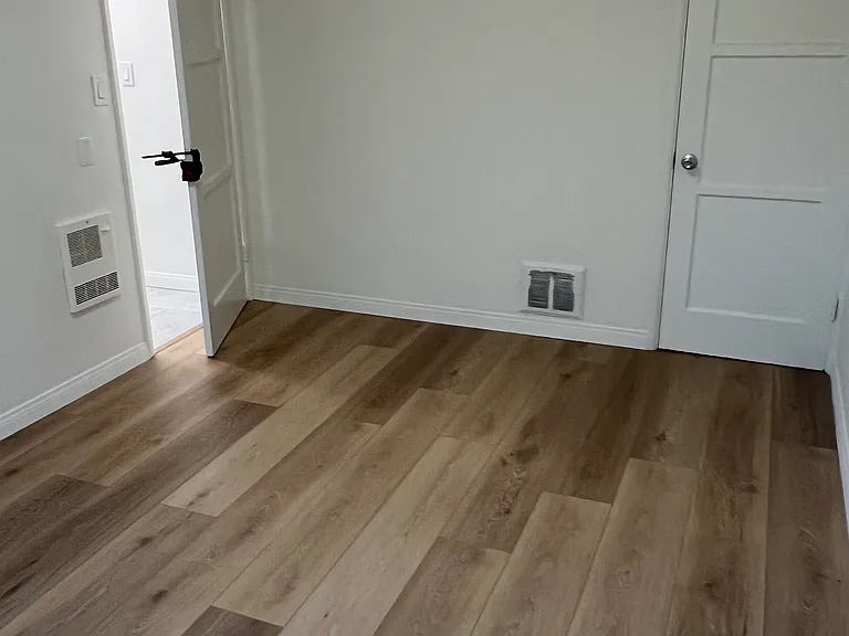 San Vicente Apartments — Photo 16