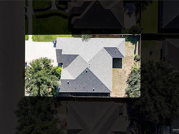2nd image of 923 Loyola Dr