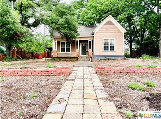 704 N Crockett Ave, Cameron, TX 76520
