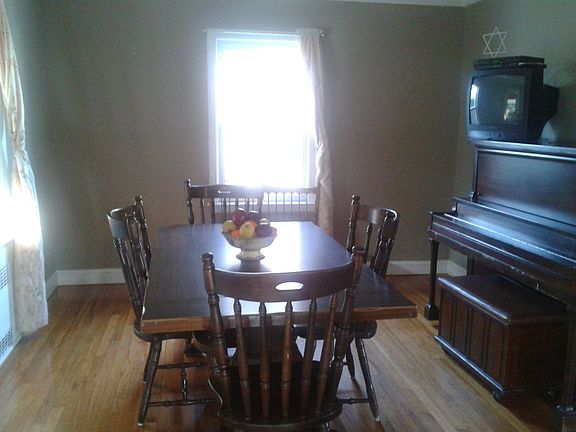 3rd image of 449 Roy St