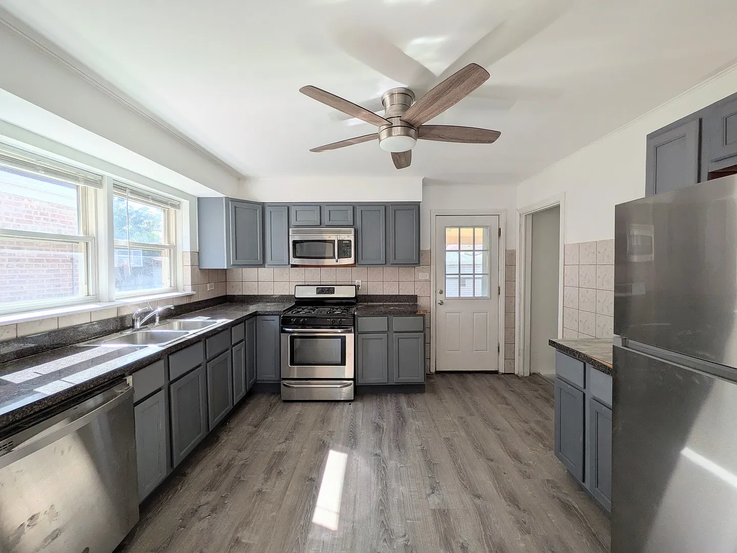 3 bed, 1111 sqft, $2,900 — Photo 3