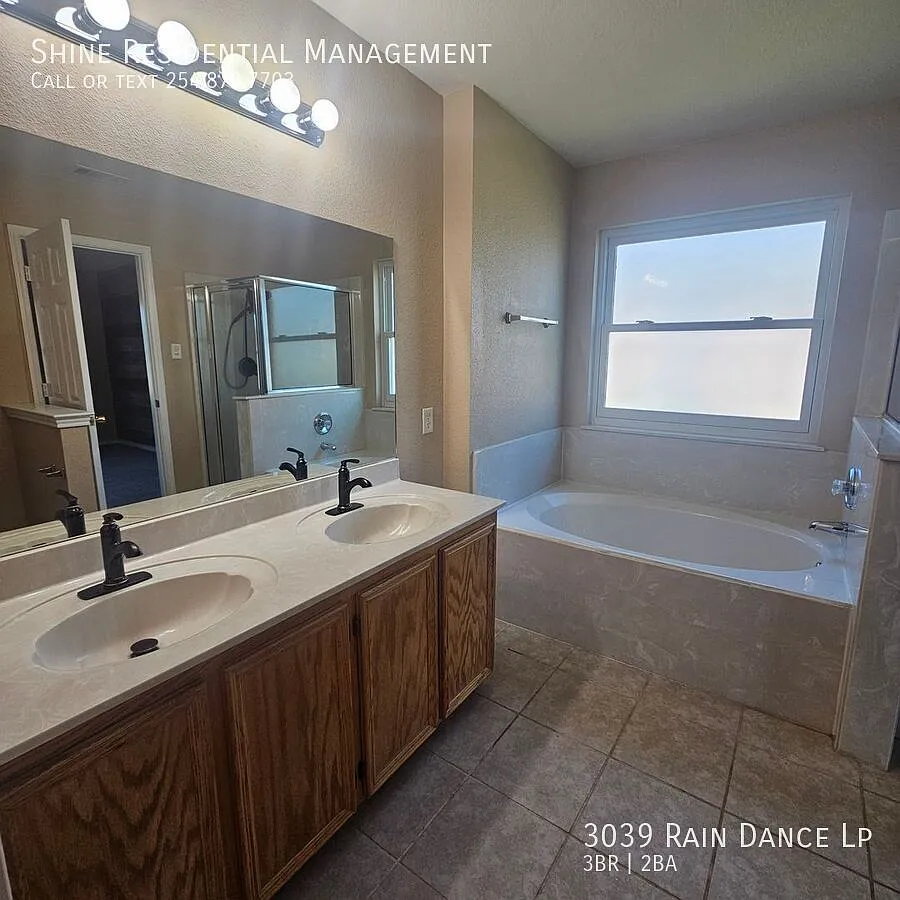 Looking for a place where you can really live? This lovely 3 bedroom, 2 bathroom home is ready to... — Photo 3