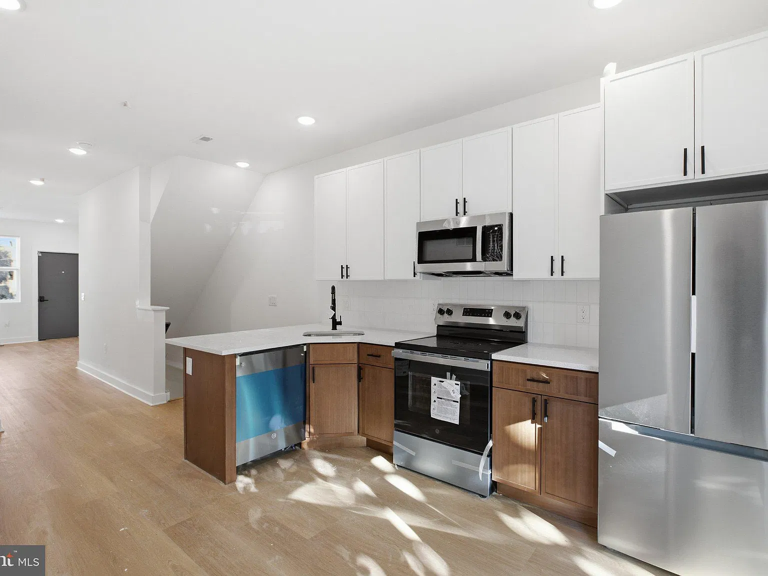 4 bed, 3.0 bath, $2,500 — Photo 2