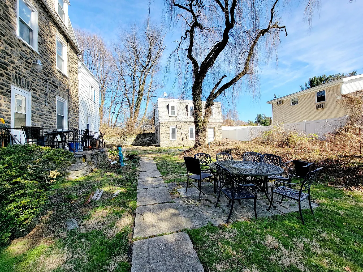 2 bed, 1.5 bath, 1200 sqft, $2,400 — Photo 3