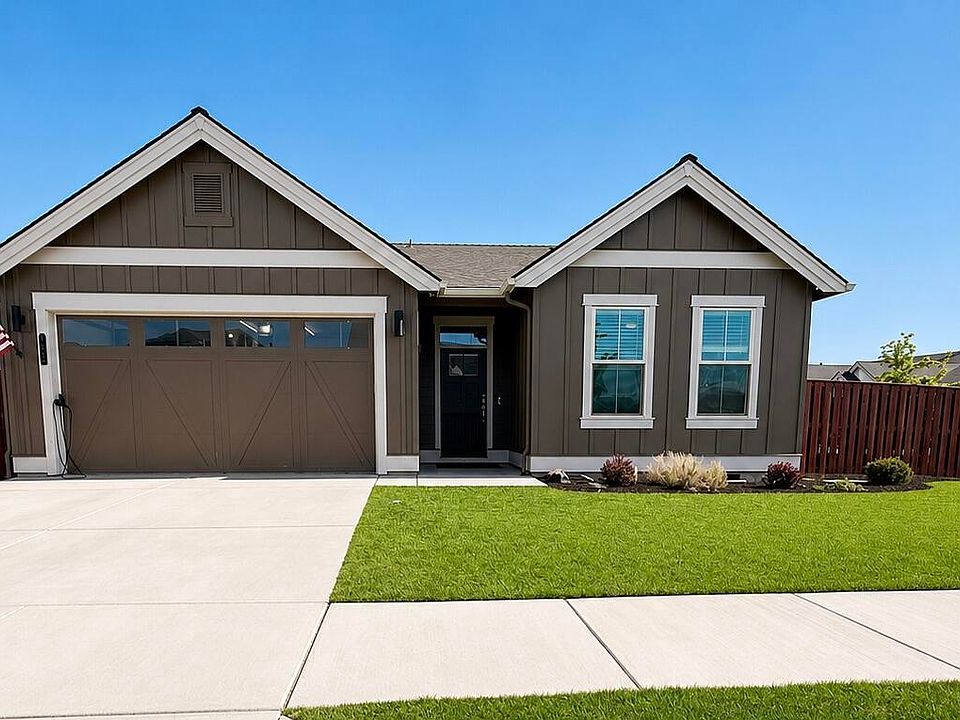 1st image of 1056 NE Henry Dr