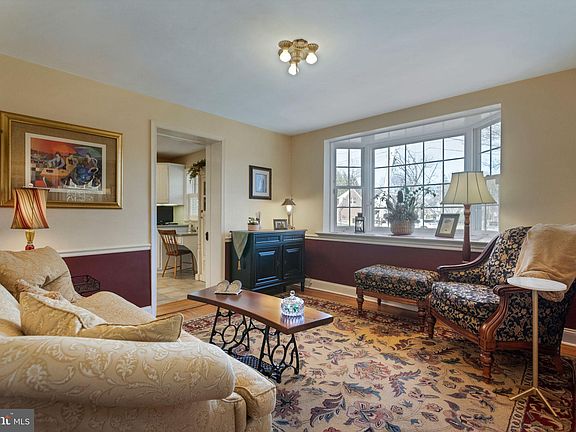 4th image of 132 College Ave