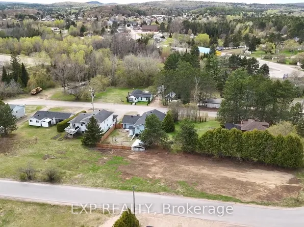 8 Walker St N, Madawaska Valley, ON K0J 1B0