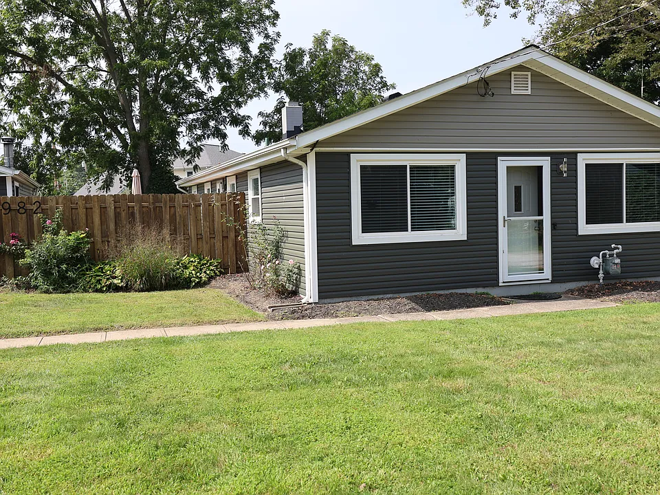 982 Elmwood Dr
