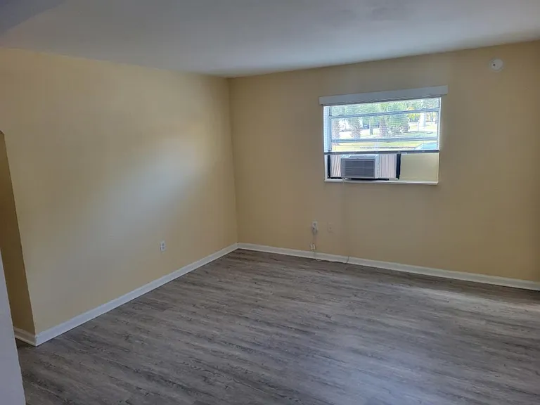 240 Stone St — Photo 4