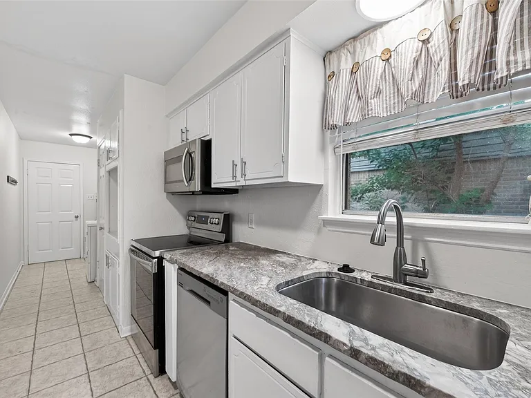 12818 Westella Dr — Photo 19