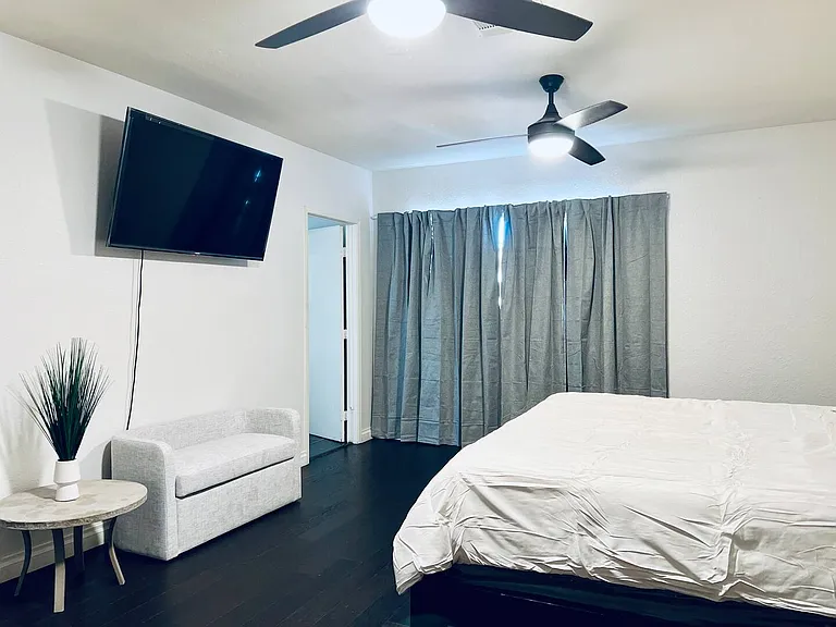1505 Hialeah Dr — Photo 24