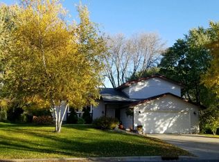 512 Laredo Ln, Chanhassen, MN 55317