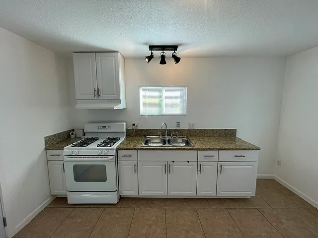 812 Cedar St #102 — Photo 14