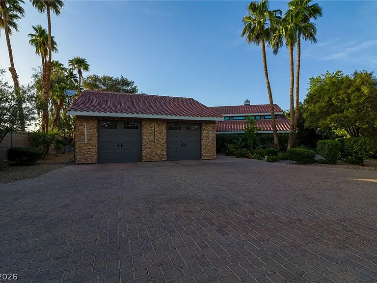 300 E Lacy Ln — Photo 8