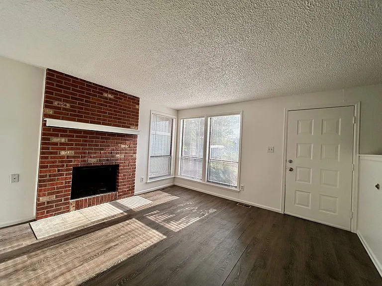1732 Cambridge Dr — Photo 4