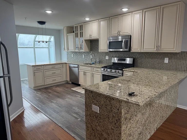 53 Dunbar Ave #3 — Photo 8
