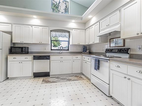 3rd image of 13837 LEROUX DRIVE