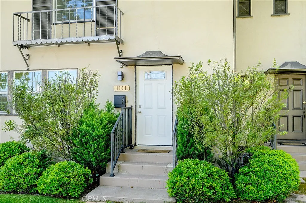 2 bed, 1.5 bath, 1200 sqft, $4,000 — Photo 2