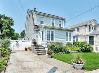94 Elmwood St, Valley Stream, NY 11581